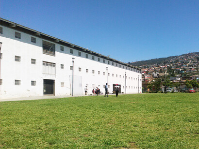 Después de una renovación la Cárcel Pública de Valparaísp se transforma en un Centro cultural donde se crea la  Ruta de la Memoria de Valparaíso  