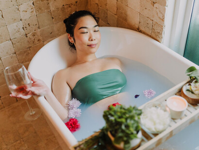 Al enfocarnos en el momento presente y agradecer lo que somos y lo que tenemos, cultivamos una paz interior más profunda y duradera