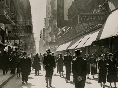 Horacio Coppola. Calle Florida. 1936. Gelatin silver print, 5 11/16 x 7 5/16″ (14.5 x 18.5 cm). Collection Léticia and Stanislas Poniatowski © 2015 Estate of Horacio Coppola