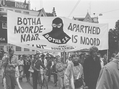 Demonstration against apartheid South Africa in Amsterdam, banner with 'Apartheid', Amsterdam, Netherlands