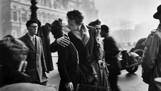 La famosa fotografía de Alfred Eisenstaedt que retrata a un marinero estadounidense besando a una joven en el Times Square, Nueva York el 14 de agosto de 1945