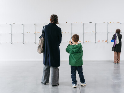 Artistes divers, It could be James on the beach. It could be. It could be very fresh and clear, vue de l'exposition. Avec l'aimable autorisation du Musée Dhondt-Dhaenens