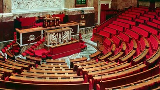 Semicírculo, como é chamado o Plenário. Palácio de Luxemburgo, sede do Senado Francês. A invenção da coabitação começou a fragilizar o espírito da Quinta República
