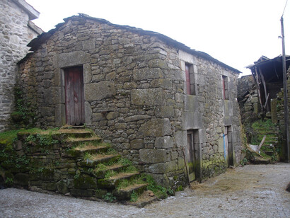 Habitação, com acesso a partir de escadaria exterior, directamente para a rua
