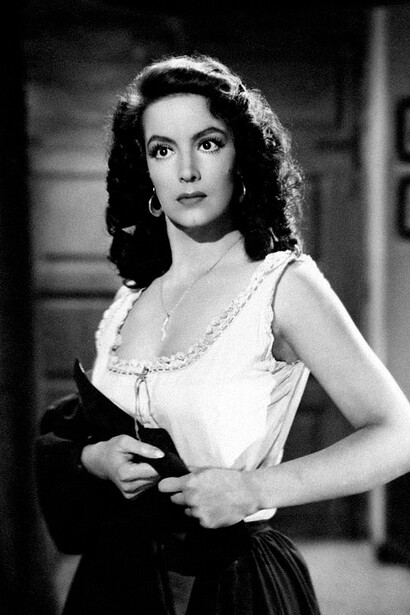 La actriz mexicana María Félix actuando en la película "La corona negra" (1951)
