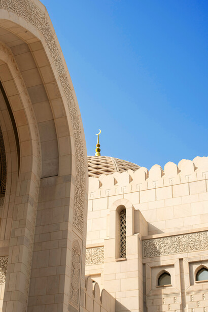 Muscat, incastonata tra montagne rocciose e il mare d’Arabia, unisce l’eleganza della sua architettura tradizionale alla modernità discreta di una capitale che custodisce gelosamente la propria identità. Muscat, Oman
