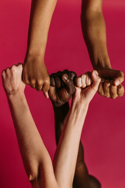 Será que um dia uma inteligência artificial irá encontrar e juntar almas gêmeas, com base em algoritmos, capital social, interesses e virtudes expressos em publicações e validado por *likes*? Será que o cinema poderá produzir um filme que retrate esse relacionamento e que seja bom, agradável de se ver e relevante para uma reflexão?



