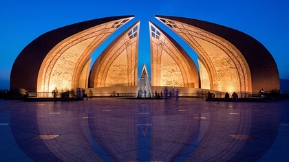 El Monumento de Pakistán a la hora azul, un monumento nacional y museo del patrimonio ubicado en Islamabad, Pakistán