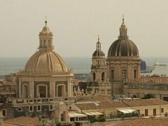 Cidade de Catânia, região da Sicília, na Itália. Conheci a cidade de Catânia, numa manhã nublada de abril. A arquitetura e suas ruas, com a predominância do cinza, não foram muito atrativas a primeiro momento, mas com uma passeada pelo centro fui me afeiçoando mais e aproveitando o dia