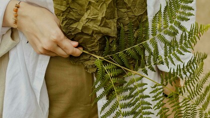 Tecido inspirado na natureza. Um dos pilares da moda sustentável é a utilização de materiais amigos do ambiente. O algodão biológico, o cânhamo e o linho — culturas que consomem menos água e pesticidas — estão em destaque nas colecções desta estação