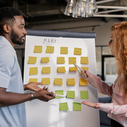 Publicitários discutem ideias sobre a próxima ação de marketing a ser vinculada a um grupo de adolescentes que gosta de comprar roupas em brechó