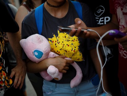 Pokémons digitales contra pokémons de peluche