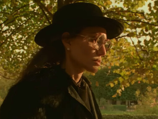 Angelina Jolie offre un'interpretazione intensa di Maria Callas, incarnando la vulnerabilità e la forza della leggendaria soprano. Angelina Jolie in una scena del film