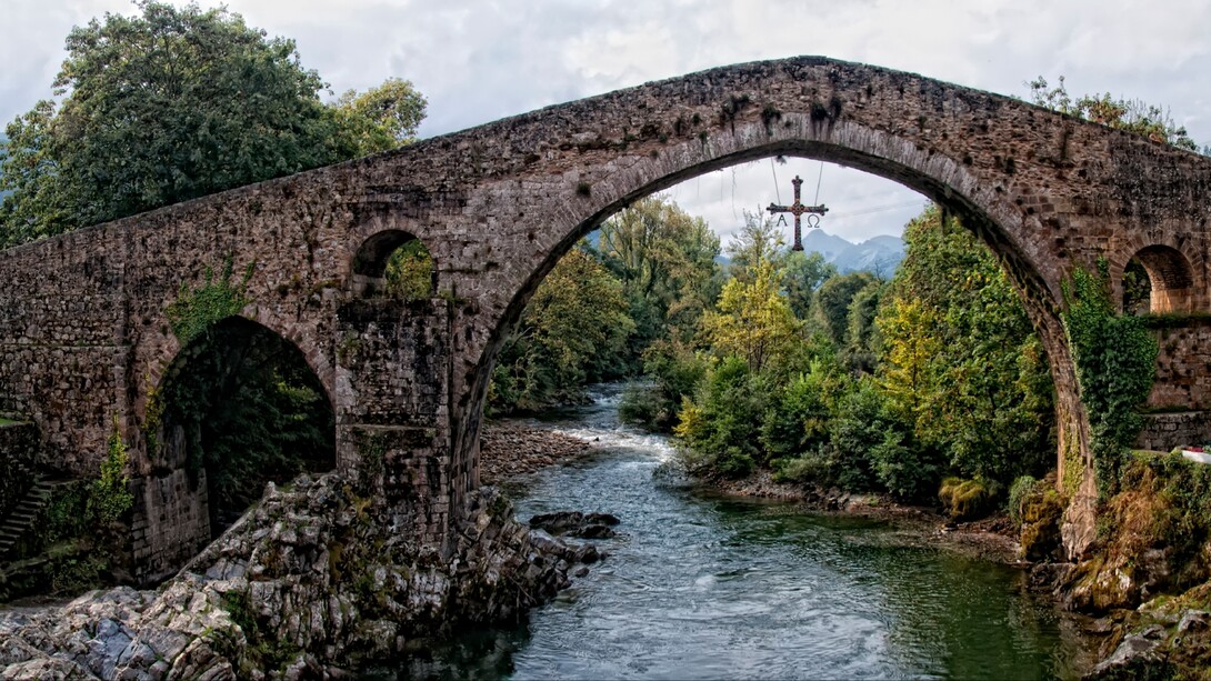 El rio Sella, en Cangas de Onis, 2014. Cangas de Onis, lugar emblemático y famoso por su puente romano en perfecto estado de conservación y por ser escenario de la Batalla de Covadonga en el año 722. Ubicado en el lado Este de la región de Asturias, España