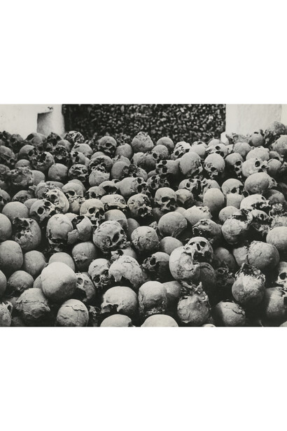 Keystone Press, “A Pile of 4000 Monks of St. Catherine’s Monestry”, silver gelatin print on glosssy fibre paper, 24,2 (25,3) x 18,6 (20,5) cm