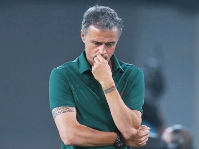 Luis Enrique Martínez, fue incluido en el FIFA 100, una lista histórica de los mejores futbolistas del siglo XX elaborada en 2004 por Pelé