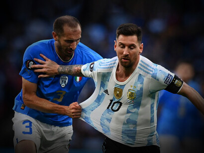 Giorgio Chiellini y Lionel Messi disputan un balón durante la «Finalissima»