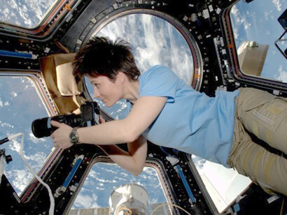 L'astronauta Samantha Cristoforetti all'interno della Stazione Spaziale Internazionale 