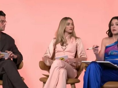 Elenco da série em ação promocional. A Organização Mundial da Saúde (2020) estima que mais de 280 milhões de pessoas em todo o mundo vivam com depressão, sendo a principal causa de incapacidade global. A série contribui para desestigmatizar este transtorno ao mostrar que ele pode afetar mães jovens e aparentes “vencedoras da vida”, sublinhando que o sofrimento psicológico não escolhe classe social, género ou etnia