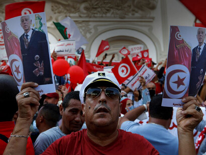 I sostenitori del presidente tunisino Kais Saied si radunano a sostegno della sua presa del potere e della sospensione del parlamento, a Tunisi, Tunisia, 3 ottobre 2021