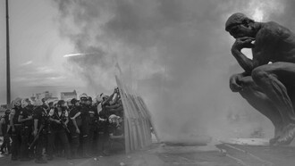 Composición fotográfico que muestra a una unidad de 'antidisturbios' delante de un «Pensador»