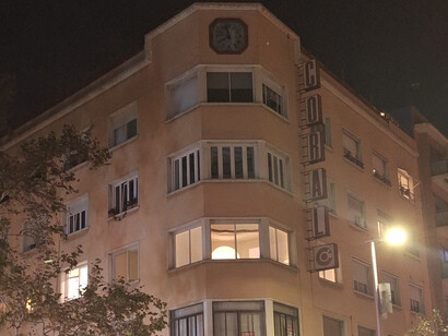 El origen del proyecto 22@ fue la creación de un distrito de innovación y negocios, Desde la planificación estaba planteada la importancia de la mixtura de los usos, y por ello, dotar al nuevo barrio también de edificios de vivienda. Rambla del Poblenou 113 - Pere IV 194-200, Barcelona, España