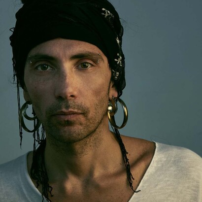 Un’esplorazione che si spinge fino a lambire i lidi della cultura araba