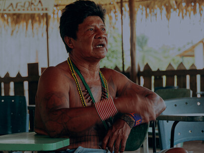 Covid-19 e povos indígenas: reflita sobre o impacto da pandemia em comunidades como o Parque das Tribos em Manaus. Homem indígena conversa com os atendentes da Defensoria Pública da União na Terra Indígena Sawré no Pará. Fotos por Gabriel Dell