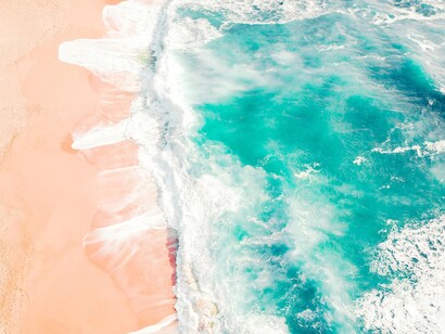 Ogni notte, lui sussurra il suo nome al vento, sperando che le sue parole attraversino la distanza che li separa