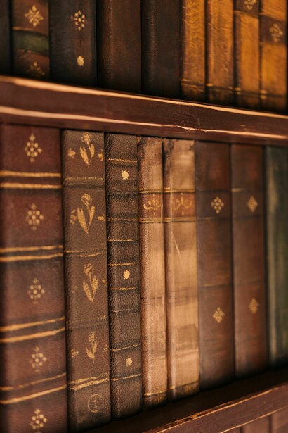Les livres anciens retracent l'évolution des mythes à travers le temps