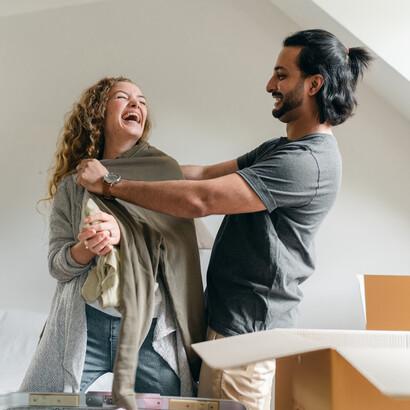 Casal feliz muda-se para um novo lar