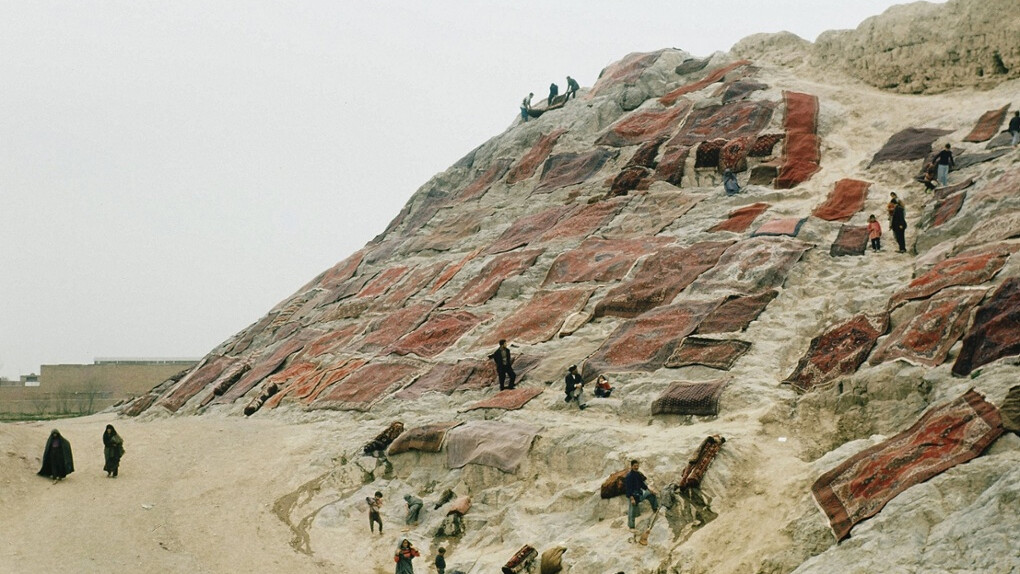 Alfombras lavadas y extendidas para secar. 1960.Cheshmeh-Ali (Manantial de Ali) es un antiguo lugar recreativo, ubicado al sur de Teherán y al norte de Rey en Irán