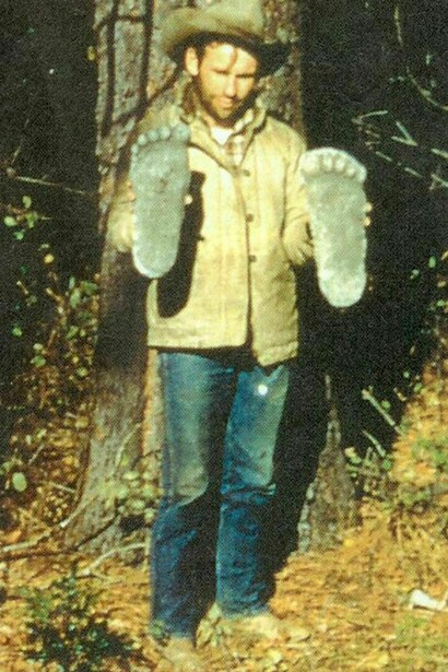 Roger Patterson con dos moldes de yeso de las huellas de un supuesto pie grande