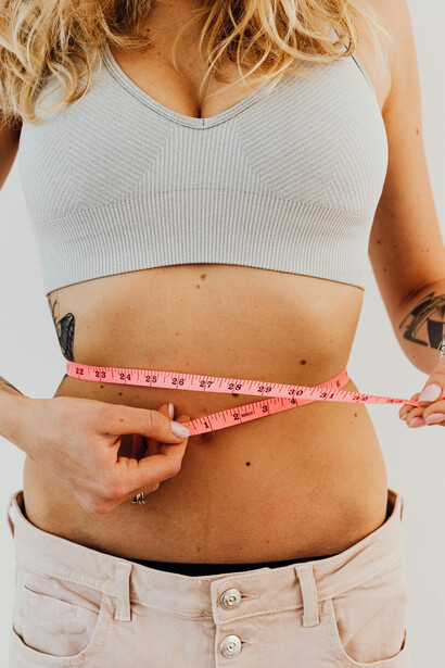 A "ditadura da academia" e o culto ao corpo torneado contrastam com o "body positivity", onde as celebridades muitas vezes propagam um discurso, mas seguem padrões de beleza inalcançáveis para a maioria