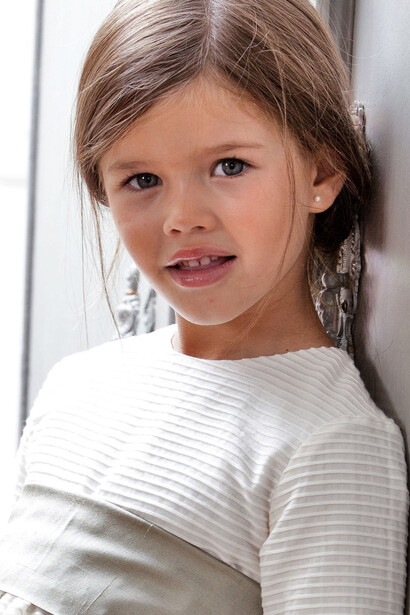 Niña vestida de primera comunión