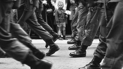 La dictadura militar iniciada en 1976 reorganizó la vida política y económica argentina bajo un régimen de violencia estatal y disciplinamiento social