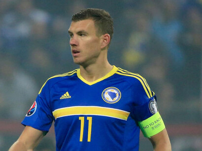 Edin Djeko con la maglia della Bosnia