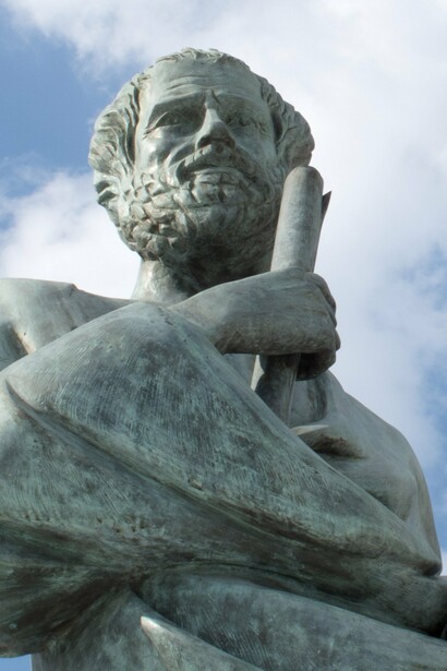 Estatua de Aristóteles en la Universidad Aristóteles de Tesalónica, Grecia