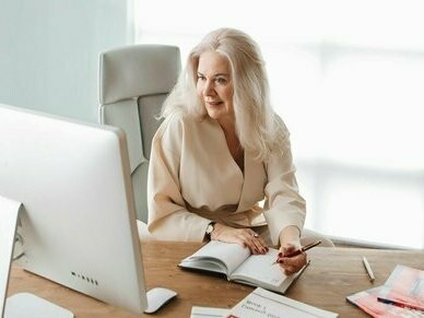 Professora de inglês. O grande desafio é que o inglês deixou de ser um diferencial e se tornou uma exigência em muitos setores. Isso pode ser intimidador para quem ainda não se sente fluente, mas eu sempre digo que todos têm a capacidade de se tornar bilíngues