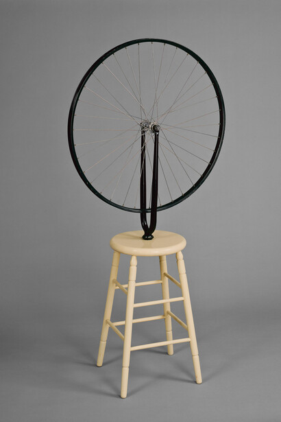 Marcel Duchamp, Bicycle Wheel,
1913, 6th version 1964, bicycle
fork with wheel mounted on painted
wooden stool, National Gallery of
Canada, Ottawa, Purchased 1971, ©
Estate of Marcel Duchamp / SODRAC
(2015)