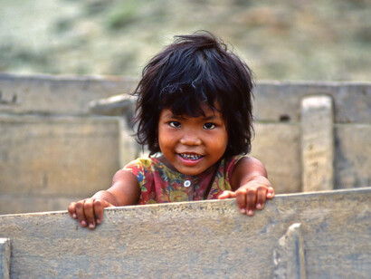 Cambogia – Bambina in barca sul lago Tonle Sap. Ph Sergio Pessolano