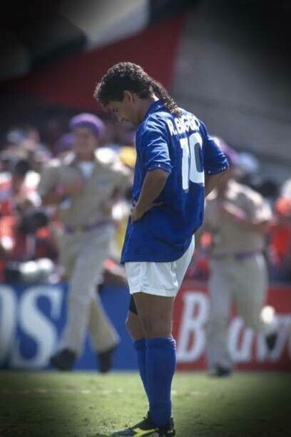 Roberto Baggio dopo aver sbagliato il rigore allo stadio Rose Bowl, 1994
