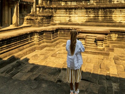 Mulher no pátio de Angkor Wat, Siem Reap, Camboja. Foi então que questionei à guia se o país tinha um escritor ou escritora de renome que eu pudesse ler os livros para conhecer mais sobre. A literatura, bem como sabemos, é poderosa. Além de nos permitir desenvolver senso crítico e a linha de raciocínio, melhorar a memória, ampliar o vocabulário, estimular a criatividade, entre outros, é capaz de nos fazer tirar nossas próprias lentes para poder enxergar com a lente do autor. Isso faz com que possamos ter empatia, sejamos capazes de refletir a história e questionar nossas atitudes