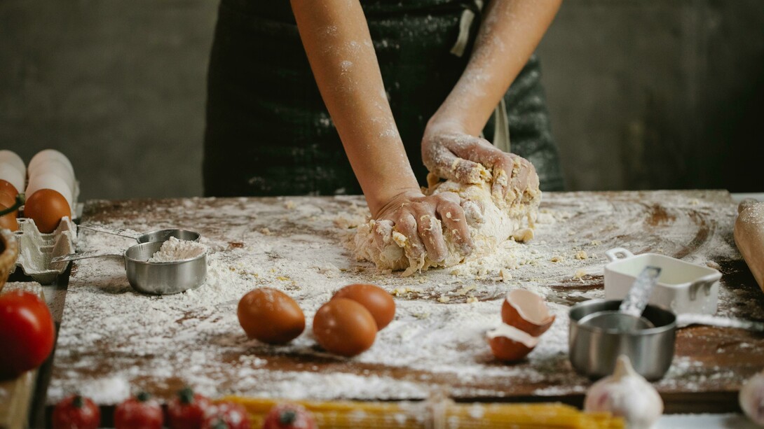 A comida, tal como a conhecemos, é formada por preparações culinárias feitas de maneira específica a cada cultura. Não se trata dos ingredientes crus em si, mas sim do que é feito, preparado, a partir deles. O ato de preparar é central. A comida, como a humanidade a conhece há milhares de anos, é definida pela preparação culinária. O pão, por exemplo, alimento consumido desde a formação das primeiras sociedades, é feito a partir de um processo de preparo