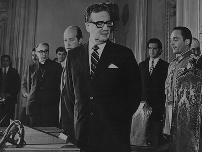 On September 28, 1971, Salvador Allende was accompanied by various authorities during the historic signing of the payment agreement for the nationalization of copper, Chile
