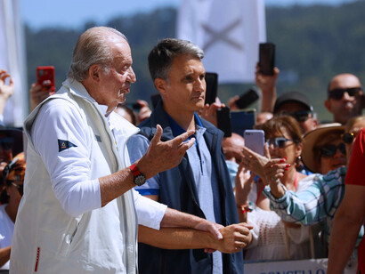 Juan Carlos I de España continúa usando el título de rey con carácter honorífico, manteniendo el tratamiento de «majestad»