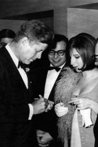 John kennedy concede un autografo a Barbra Streisand