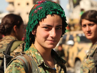Combatientes kurdas de las Unidades Femeninas de Protección (YPJ) en la Revolución de Rojava, con Avril Difram al frente