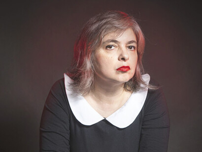 Mariana Enríquez revitaliza la tradición gótica desde una perspectiva latinoamericana, anclando el horror en la miseria y la violencia estructural