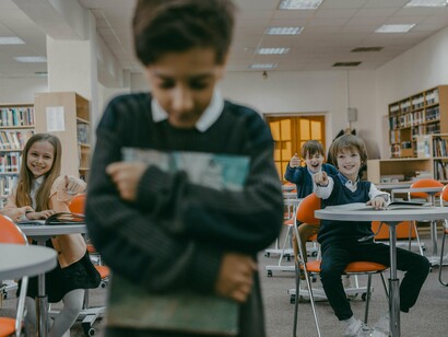 Ser espectador passivo é, muitas vezes, o papel mais comum — e mais subestimado — do círculo do bullying. A omissão funciona como uma plateia que alimenta o espetáculo da crueldade. Não agir diante da violência equivale, na prática, a favorecer o agressor